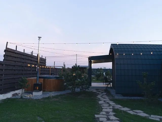 Вечір — Гірлянда над садибою